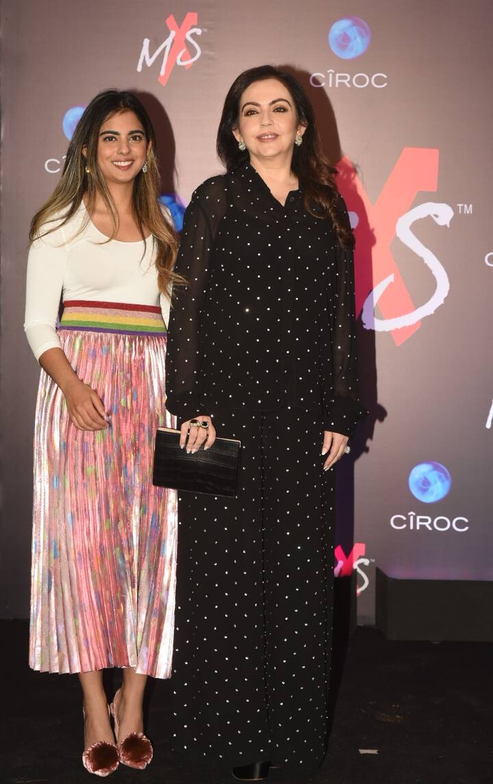 ईशा और नीता अंबानी दोनों ही इस पार्टी में बेहद खूबसूरत नजर आ रही थीं. (तस्वीर: मानव मंगलानी)