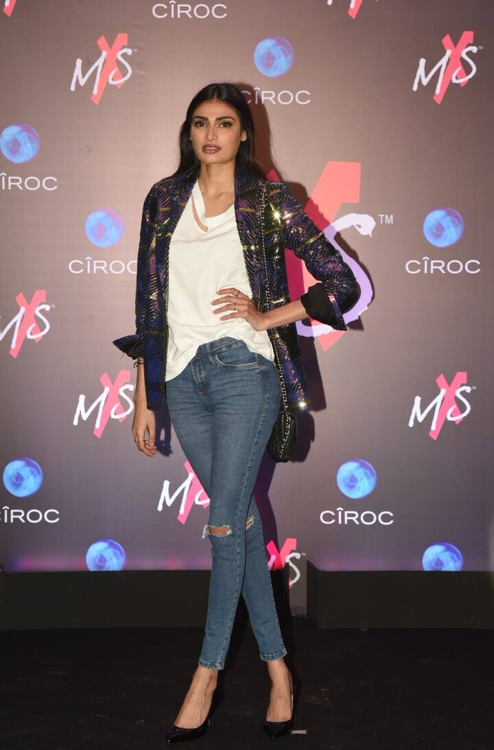 अथिया इस दौरान जींस टॉप के साथ जैकेट और हाई हील्स में काफी सिंपल लुक में दिखाई दे रही थीं. (तस्वीर: मानव मंगलानी)