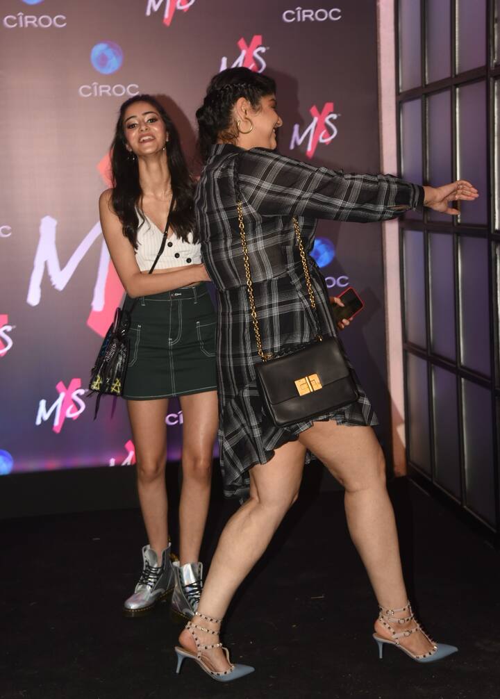 इस लुक को पूरा करने के लिए अनन्या ने जूते और बैग कैरी किया था. (तस्वीर: मानव मंगलानी)