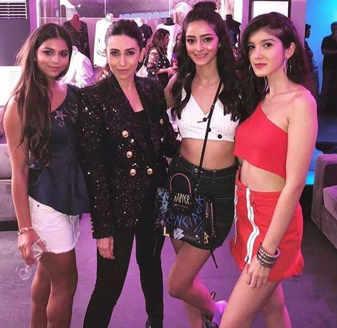 स्टार डॉटर्स के साथ पोज देती अभिनेत्री करिश्मा कपूर. (तस्वीर: मानव मंगलानी)