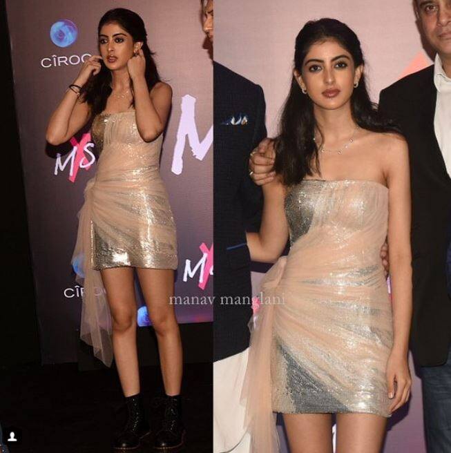 मम्मी श्वेता के स्टोर लॉन्चिंग इवेंट में नव्या गोल्डन वन पीस लुक में बेहद हॉट और ग्लैमरस लग रही थी. (तस्वीर: मानव मंगलानी)