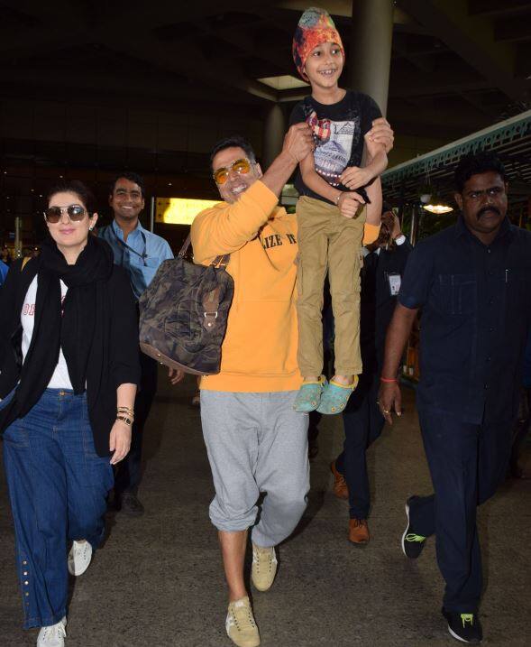 इस दौरान अक्षय कुमार मस्ती के मूड में नजर भी आए. उन्होंने एयरपोर्ट पर मौजूद अपने फैंस के साथ फोटो भी खिंचवाई. फोटो-मानव मंगलानी