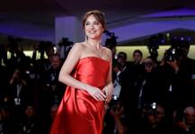 वेनिस फिल्म फेस्टिवल में कुछ इस तरह नजर आईं \'फिफ्टी शेड्स ऑफ ग्रे\' फेम एक्ट्रेस डकोटा जॉनसन