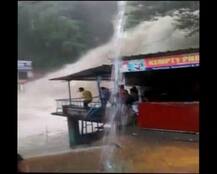 मसूरीः कैंपटी फॉल में अचानक बढ़ा पानी, खतरे में आई टूरिस्ट्स की जान