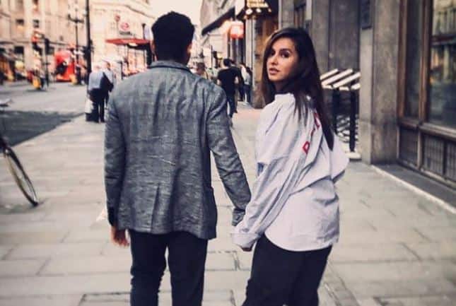 Is Farhan Akhtar The Mystery Man In Shibani Dandekar's Pic इस तस्वीर से फिर शुरु हुई शिबानी दांडेकर और फरहान अख्तर के डेटिंग की चर्चा