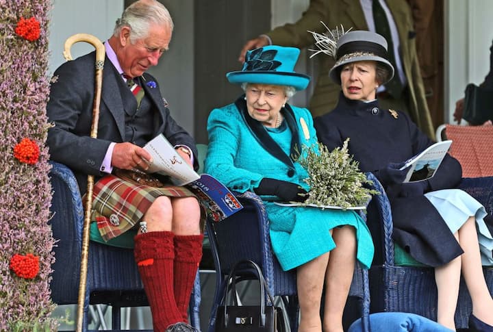 ब्रिटेन के प्रिंस चार्ल्स ने टाटा मोटर्स की जगुआर आई-पेस खरीदी है जो शाही परिवार की पहली इलेक्ट्रिक कार है. प्रिंस चार्ल्स के लिए इसे खास आर्डर पर उनके लिए तैयार की गयी है. फोटो-एपी