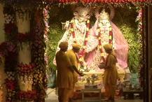 जन्माष्टमी: देशभर के कृष्ण मंदिरों में रौनक, दिल्ली में कैलाश खेर ने बांधा समां