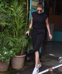 वर्सोवा में क्लिनिक के बाहर स्पॉट हुईं एक्ट्रेस अनुष्का शर्मा, देखें तस्वीरें