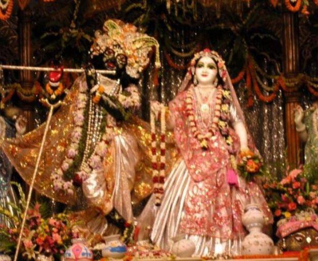 Lord Krishna's anointing is performed in day only in the three temples of Vrindavan वृंदावन के इन तीन मंदिरों में दिन में ही किया जाता है भगवान कृष्ण का अभिषेक