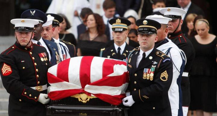 खास बात ये है कि सिनेटर जॉन मैक्केन अपने समय में जॉर्ज बुश और बराक ओबामा के विरोधी थे. बावजूद इसके बुश और ओबामा उन्हें  श्रद्धांजलि देने पहुंचे. वहीं अमेरिका के मौजूदा राष्ट्रपति डोनाल्ड ट्रंप ने सिनेटर जॉन मैक्केन को श्रद्धांजलि नहीं दी. फोटो- ट्विटर