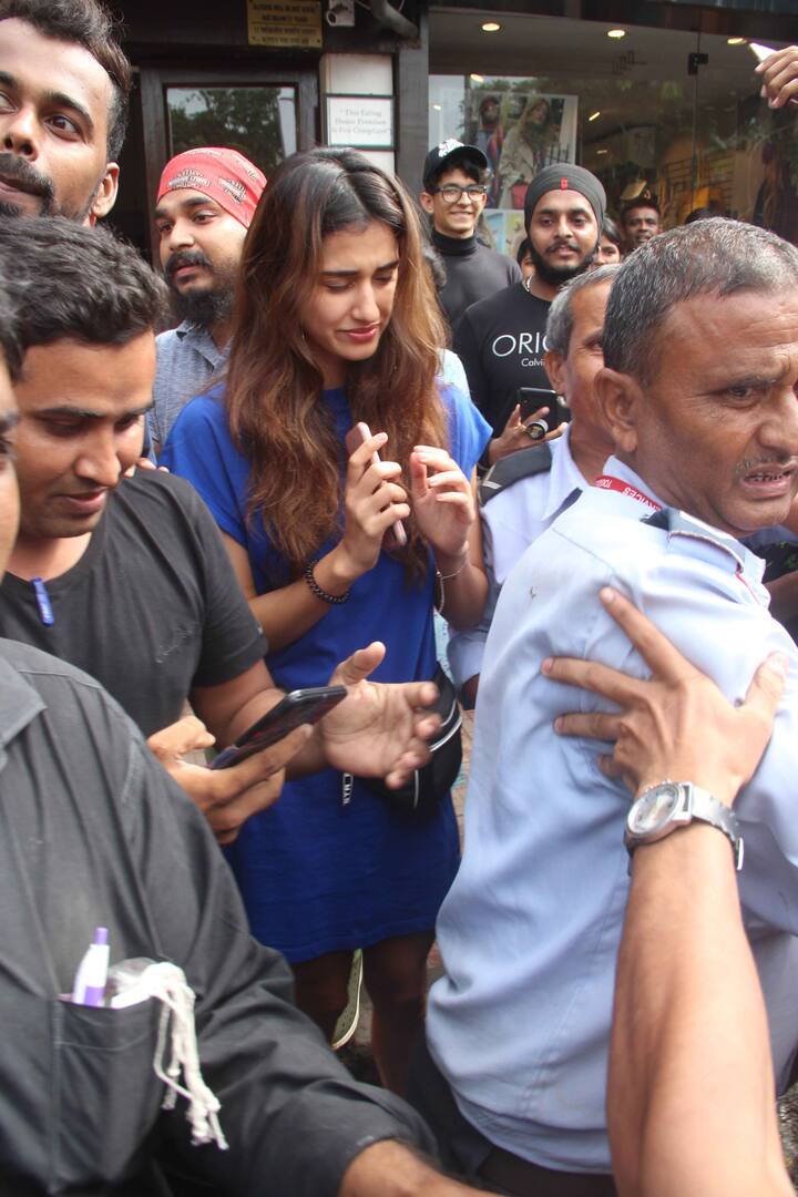 सेल्फी लेने के लिए इतनी भारी भीड़ इकट्ठी हो गई कि दिशा अनकंफर्टेबल फील करने लगी.