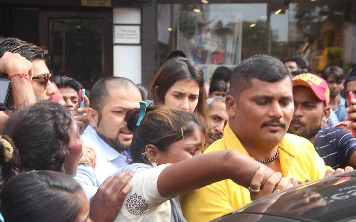 ये तस्वीरे देखकर आप अंदाजा लगा सकते हैं कि कभी कभी फैंस कितनी बड़ी मुसीबत बन जाते हैं.