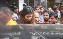 टाइगर श्रॉफ और दिशा पटानी के लिए मुसीबत बने फैंस, सेल्फी के लिए रेस्टोरेंट के बाहर घेरा