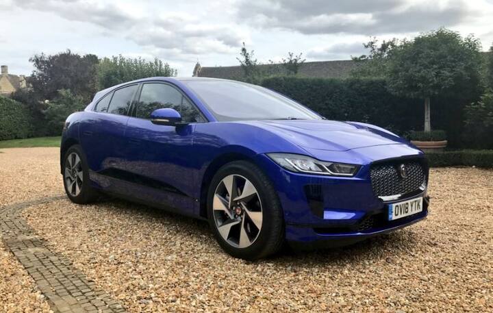 प्रिंस चार्ल्स के कहने पर इस कार को उनका पसंदीदा नीला रंग दिया गया है. साथ ही ये मॉडल दूसरे खरीदारों के लिये उपलब्ध नहीं होगा. फोटो-ट्विटर