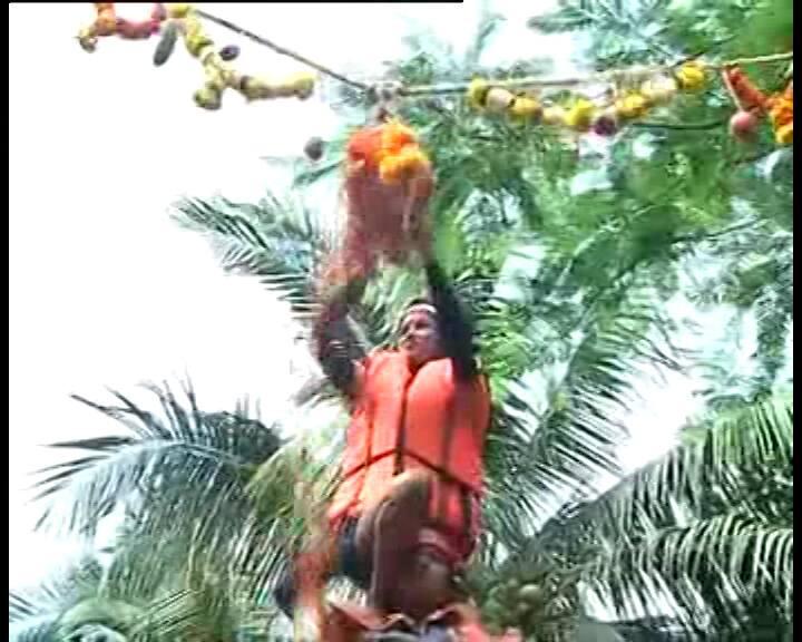 आज पूरे देश में भगवान श्रीकृष्ण का जन्मोत्सव जन्माष्टमी पूरे हर्षो उल्लास के साथ मनाया जा रहा है... मथुरा से लेकर मुंबई तक श्रीकृष्ण जन्मोत्सव धूम है. मथुरा में श्रीकृष्ण की जन्मभूमि है तो मुंबई दही हांडी की धूम है. इसके अलावा द्वारका से लेकर देश के हर हिस्से में जन्माष्टमी से जुड़ी तस्वीरे आप तक पहुंचाएंगे.