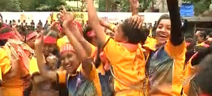 मुंबई के विले पार्ले में महिलाओं ने दही हांडी फोड़ी . महिला क्लब की ओर से 18 सालों से दही हांडी फोड़ी जा रही है. मुंबई में दही हांडी फोड़ने वाले गोविंदाओं के लिए मुंबई की सड़कों पर सामाजिक संगठनों ने खाने की व्यवस्था भी की है. मुंबई के दही हांडी में उत्सव में पुलिस वाले भी बढ़ चढ़कर हिस्सा ले रहे हैं. आगे तस्वीरों में देखें मुंबई के रंगीन गोविंदाओं का मटकी फोड़ की तस्वीरें