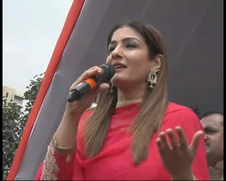 मुंबई के एक दही हांडी कार्यक्रम में बॉलीवुड अभिनेत्री रवीना टंडन भी पहुंची. उन्होंने सभी गोविंदाओं का उत्साह बढ़ाया. साथ ही उन्होंने 'अखियों से गोली मारे' गाने पर ठुमके भी लगाए.