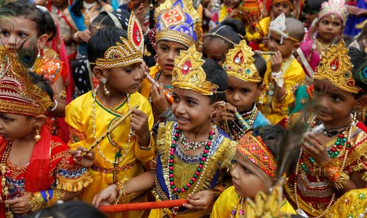 आज भगवान कृष्ण का जन्मदिन है. इस मौक पर जन्माष्टमी का त्योहार आज पूरे देश में धूम-धाम से मनाया जा रहा है. मंदिरों में भगवान कृष्ण की पूजा हो रही है. कृष्ण के भक्त अपने भगवान की भक्ति में डूबे हुए हैं. फोटो-एपी