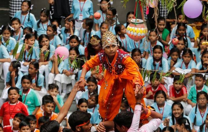 वहीं 'दही हांडी' का कार्याक्रम जन्माष्टमी को बेहद खास बना देता है. जहां दही को हांडी में रखकर किसी उंचे स्थान पर टांग दिया जाता है. फिर बच्चे मानव श्रृंखला बना कर हांडी को फोड़ने का काम करते हैं. फोटो-एपी