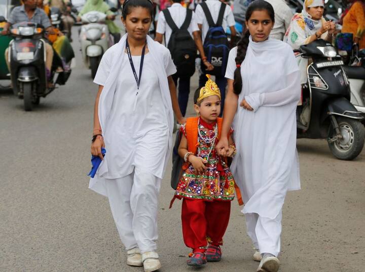 बता दें कि  जन्माष्टमी के त्योहार का उत्सव स्कूली बच्चों में खास तौर पर देखने को मिलता है. बच्चे जन्माष्टमी के एक दिन पहले स्कूल में होने वाले कार्यक्रम में नन्हे कान्हा बन कर जाते हैं. फोटो-एपी