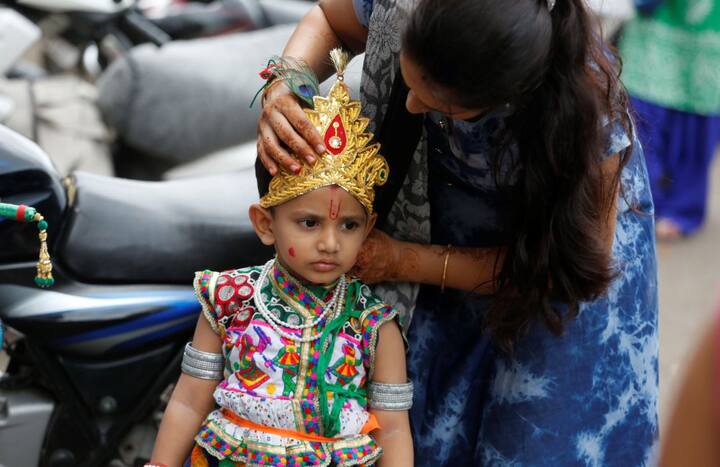 यह त्योहार पर बच्चों के लिए बेहद खास होता है. क्योंकि वो आज नन्हे कान्हा का वेष धारण कर जन्माष्टमी का जश्न मनाते हैं. जन्माष्टमी का त्योहार यूं तो पूरे देश में मनाया जाता है, लेकिन मुंबई की जन्माष्टमी पूरे हिन्दुस्तान में मशहूर है. इस दिन पूरी मुंबई 'गोविंदा आला रे...’के नारों से गूंज उठती है. फोटो-एपी