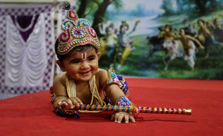   'दही हांडी' के कार्याक्रम में हांडी फोड़ने वाली टोली को इनाम के तौर पर लाखों में पैसे भी दिए जाते हैं. फोटो-एपी