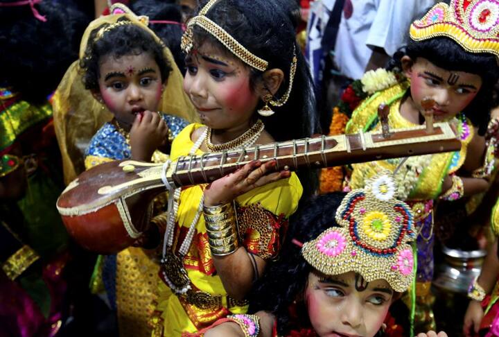 इन तस्वीरों को देखकर आप अंदाजा लगा सकते हैं कि बच्चों में  जन्माष्टमी को लेकर कितनी खुशी और उत्साह का माहौल है. फोटो-एपी