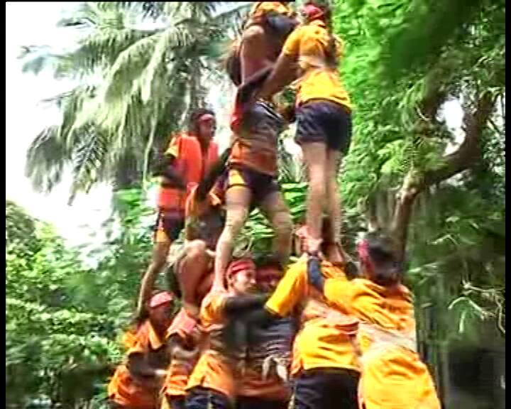इस मौके पर महाराष्ट्र में जन्माष्टमी की धूम हमेशा की तरह सबका ध्यान अपनी ओर खींच रही है. वहीं मुंबई में 'दही हांडी' का कार्यक्रम जन्माष्टमी की रौनक में चार चांद लगा रहा है.