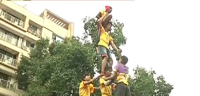 मुंबई के दादर में कृष्ण जन्माष्टमी के मौके पर दही हांडी के उत्सव में लड़कियों ने मानव पिरामिड बनाकर मटकी फोड़ी.