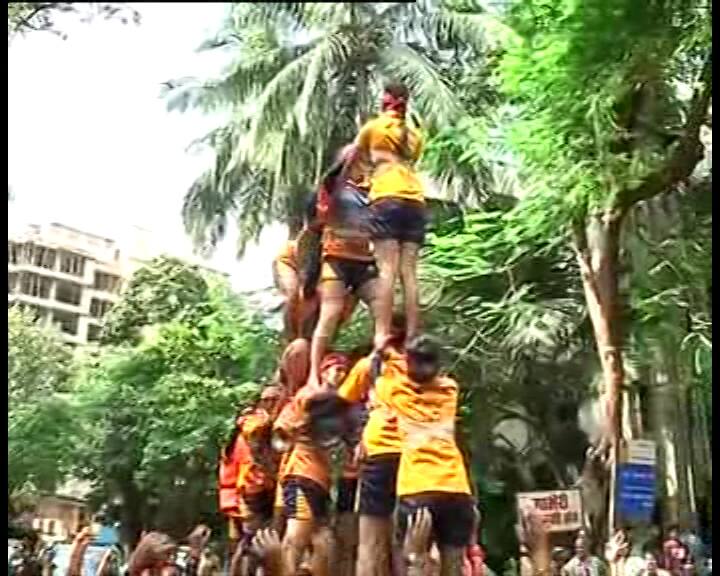 विले पार्ले में भी कुछ इसी तरह का मंजर था. जहां महिला गोविंदाओं ने मानव पिरामिड बना कर मटकी फोड़ने में कामेयाब रहीं.