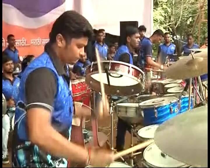 दही हांडी कार्यक्रम में अपने बैंड की धुनों पर कलाकार ने लोगों को नचाया.