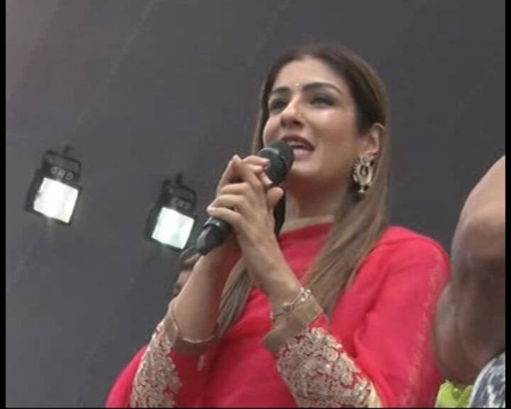  'दही हांडी' के कार्यक्रम में बॉलीवुड की कई हस्तियों ने शिरकत कर बच्चों का हौसला बढ़ाया. इनमें रवीना टंडन और रश्मि देसाई शामिल हैं.