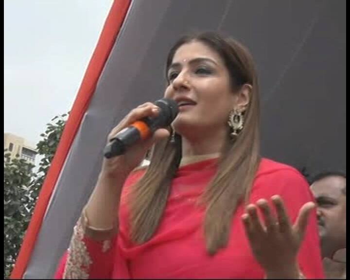 मुंबई में 'दही हांडी' के कार्यक्रम रवीना टंडन ने अपने मशहूर गानें  'अंखियों से गोली मारे' पर जमकर डांस किया और वहां मौजूद गोविंदाओं का उत्साह बढ़ाया. इसके साथ ही उन्होंने लोगों को जन्माष्टमी की शुभकामनाएं भी दी. 