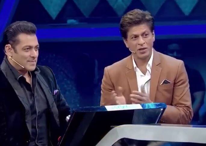 VIDEO: किंग खान बोले- अपने घर में सलीम खान खिलाते खाना, तभी आज बन पाया हूं शाहरुख खान shahrukh khan gives all credit to salim khan fro his success, salman khan , dus ka dum VIDEO: किंग खान बोले- अपने घर में सलीम खान खिलाते खाना, तभी आज बन पाया हूं शाहरुख खान