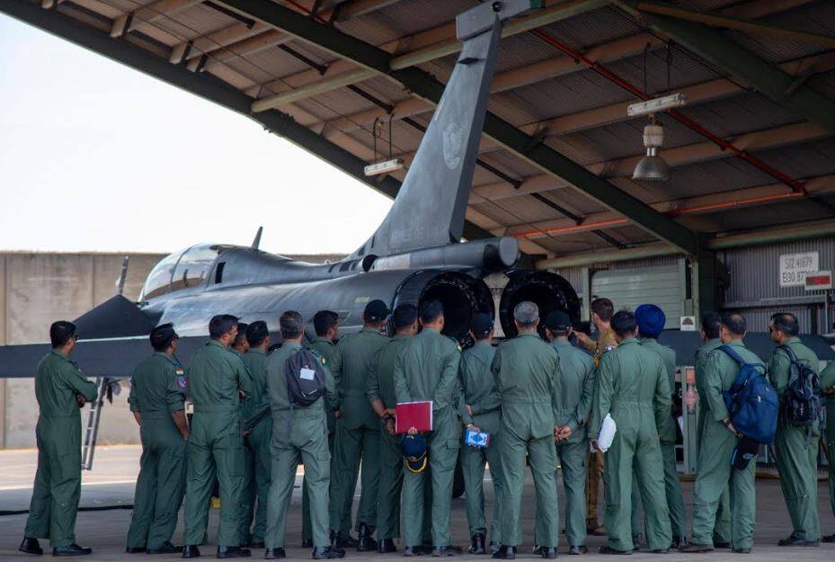 Rafale Aircraft reached at gwalior base of Indian Airforce विवादों के बीच पहली बार भारत की धरती पर पहुंचे तीन राफेल विमान