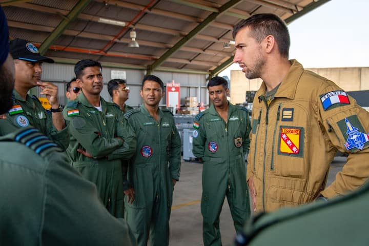 यहां पर फ्रांस का ये बेड़ा तीन दिनों तक रहेगा. ग्वालियर एयरबेस पर भारत के मिराज-2000एच लड़ाकू विमानों की स्कावड्रन तैनात है. 'पिच ब्लैक' एक्सरसाइज के दौरान इंडियन एयरफोर्स के पायलट्स ने भी फ्रांस के राफेल लड़ाकू विमानों में उड़ान भरी थी, जिसकी तस्वीरें आस्ट्रेलियन एयरफोर्स ने जारी की थीं. (तस्वीरें- 'रॉयल आस्ट्रेलिया वायुसेना')