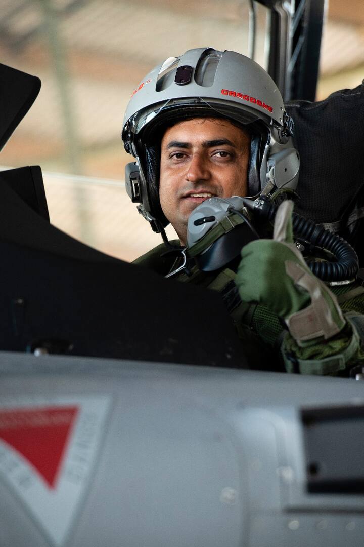 ग्वालियर एयरबेस पर आए राफेल लड़ाकू विमानों का भारत में आना पहली बार नहीं हुआ है. वर्ष 2015 में बेंगलुरू में हुए एयरो-शो में भी राफेल लड़ाकू विमानों ने शिरकत थी और प्रधानमंत्री नरेन्द्र मोदी की उपस्थिति में एयर-मैन्युवेरेलिटी का प्रदर्शन किया था. (तस्वीरें- 'रॉयल आस्ट्रेलिया वायुसेना')