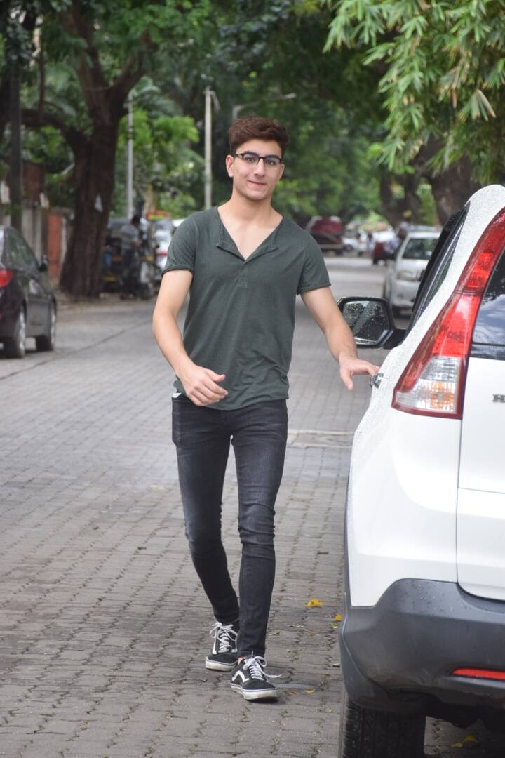 दोस्त के घर के बाहर पैपराजी को देख इब्राहिम ने पोज देने के लिए स्माइल दी. (तस्वीर: मानव मंगलानी)