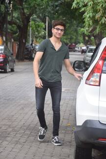 दोस्त के घर पहुंचे सैफ-अमृता के बेटे इब्राहिम अली खान, सामने आईं कुछ ऐसी तस्वीरें