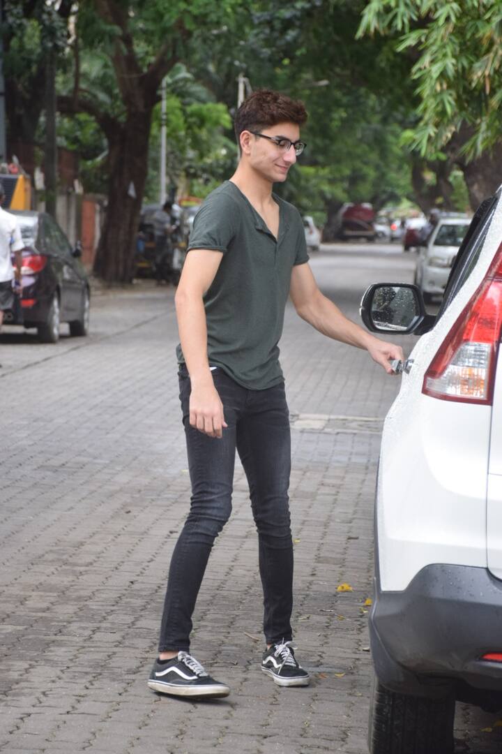 बॉलीवुड अभिनेता सैफ अली खान और अमृता सिंह के बेटे इब्राहिम अली खान मुंबई में अपने दोस्त के घर के बाहर स्पॉट किए गए इस दौरान उनकी कई सारी तस्वीरें हम आपके लिए लाए हैं जिन्हें आप आगे की स्लाइड्स में देख सकते हैं. (तस्वीर: मानव मंगलानी)