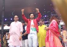 जन्माष्टमी के मौके पर जमकर नाचे एक्टर वरुण धवन, देखें तस्वीरें