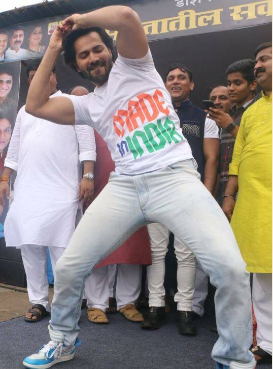 एक्टर वरुण धवन मुंबई के दही हांडी के समारोह में पहुंचे. उन्होंने यहां जमकर डांस भी किया. फोटो-मानव मंगलानी