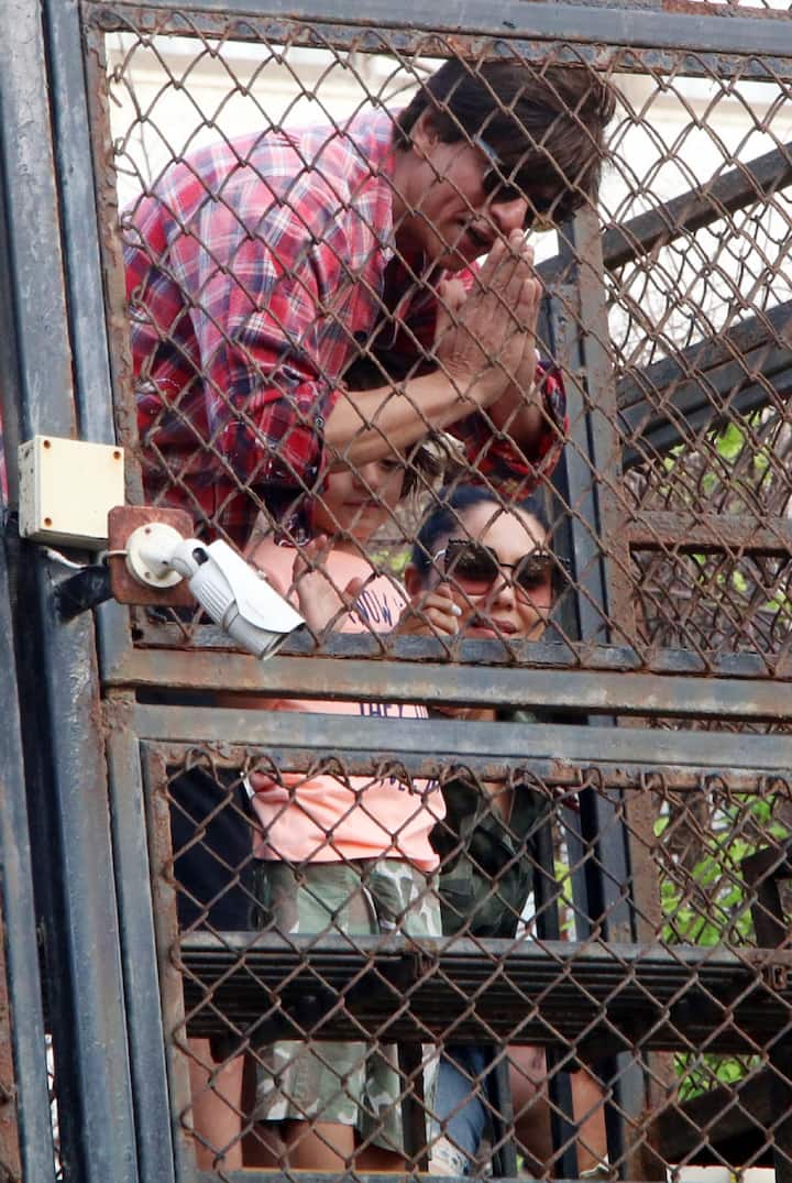 सोमवार को पूरे देश में जन्माष्टमी का त्यौहार धूमधाम से मनाया गया. बॉलीवुड के किंग शाहरुख खान भी इस खास मौके पर बंगले मन्नत में दही-हांडी का उत्सव मनाया. 