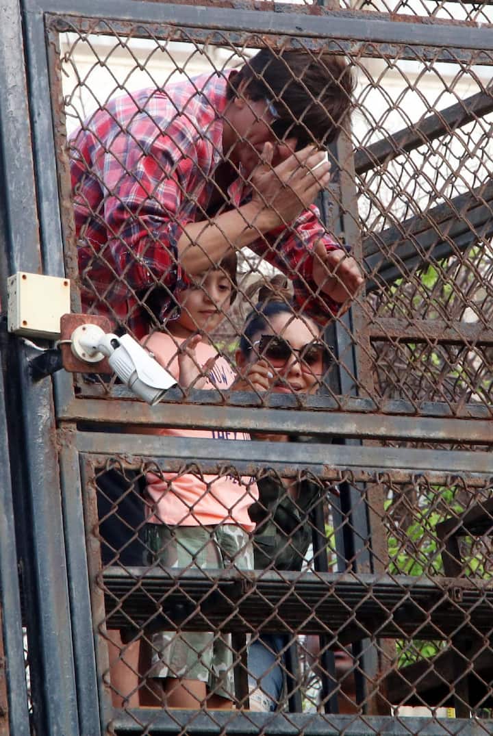 मटकी फोड़ने के बाद शाहरुख  बेटे अबराम और पत्नी गौरी के साथ फैंस को अपनी झलक दिखाने भी आए.