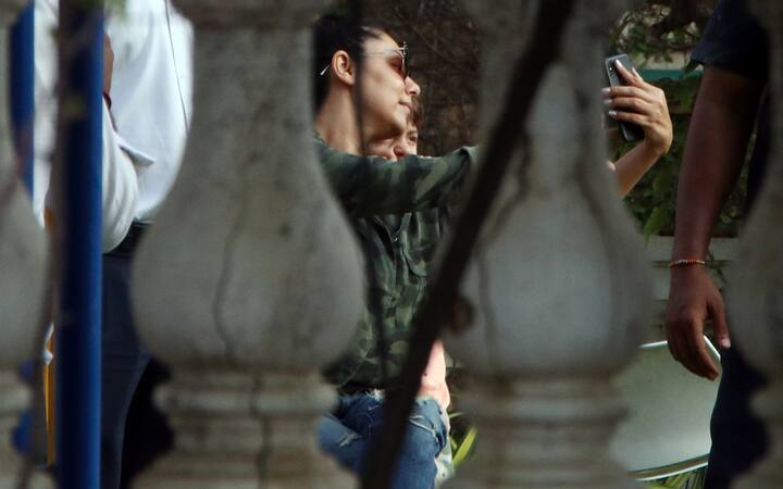 अबराम इतने क्यूट हैं कि हर कोई उन्हें अपने कैमरे में कैद कर लेना चाहता है. 