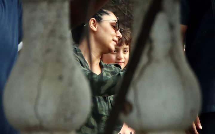 उनकी मां गौरी यहां अबराम के साथ तस्वीरें क्लिक करती नज़र आईं.