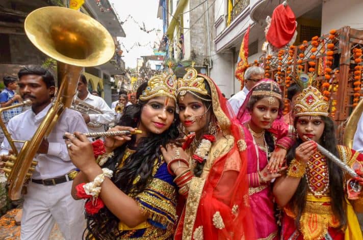  राजस्थान में कृष्ण जन्माष्टमी पारंपरिक श्रद्धा एवं हर्षोल्लास के साथ मनाई गई. उदयपुर के नाथद्वारा और राजधानी के प्रमुख आराध्य देव गोविंद देव जी के मंदिर को इस अवसर के लिए विशेष रूप से सजाया गया है. गुलाबी नगर के गोविंददेवजी मंदिर में सुबह मंगला की झांकी में ही बड़ी संख्या में श्रद्धालु शामिल हुए. मंदिर प्रशासन के अनुसार, मध्य रात्रि कान्हा के जन्म पर दूध, दही, घी, बूरा और शहद के साथ पंचामृत से जन्माभिषेक किया गया और उसके बाद जन्म आरती की गयी.