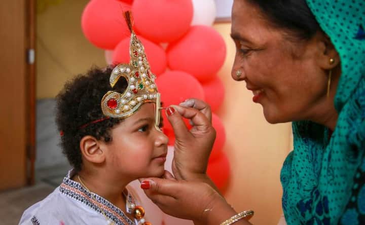लोग मथुरा के श्रीकृष्ण जन्मस्थान, द्वारिकाधीश मंदिर, वृन्दावन के बांकेबिहारी, राधावल्लभ लाल, शाहबिहारी, राधारमण, अंग्रेजों के मंदिर के नाम से प्रसिद्ध इस्कॉन मंदिर, 21वीं सदी में बनाए गए स्नेह बिहारी व प्रेम मंदिर, बरसाना के लाड़िली जी, नन्दगांव के नन्दबाबा मंदिर, गोकुल के नन्दभवन आदि की ओर पैदल गये. हर तरफ कान्हा के जन्म को लेकर उल्लास छाया रहा.