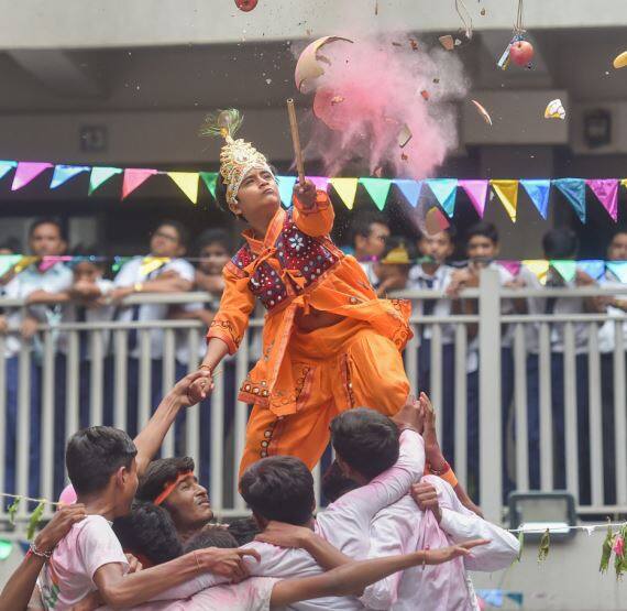 जन्माष्टमी 2018: भगवान कृष्ण के जन्मदिवस के रूप में मनाये जाने वाला पर्व जन्माष्टमी सोमवार को मथुरा, वृंदावन और राष्ट्रीय राजधानी दिल्ली समेत पूरे देश में पारंपरिक श्रद्धा और हर्षोल्लास के साथ मनाया गया.