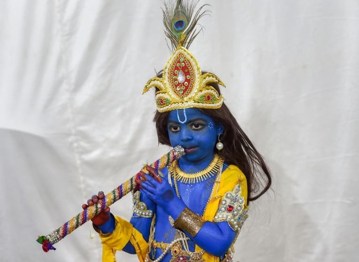 Shri Krishna Janmashtami 2021 know puja vidhi muhurt importance of lord krishna flute and peacock feather Krishna Janmashtami 2021: श्री कृष्ण मुरली और मोर पंख क्यों रखते थे अपने साथ, जानें धार्मिक महत्व